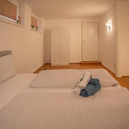 Hilltop I Free Parking Apartment
